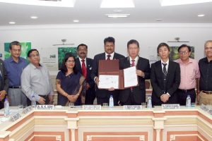 senior-dignitaries-with-the-agreement-at-manav-rachna
