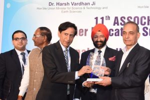 Dr. N C Wadhwa recieving the award from Dr Satya Pal Singh