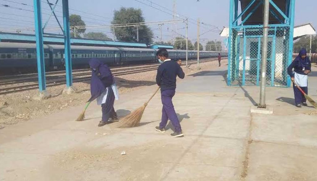 Cleanliness-Drive-at-Old-Faridabad-Railway-Station2