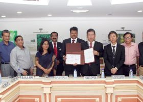 senior-dignitaries-with-the-agreement-at-manav-rachna