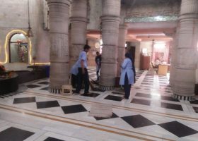 Team from Manav Rachna University took up the cleaning exercise of the Shiv Mandir (27)