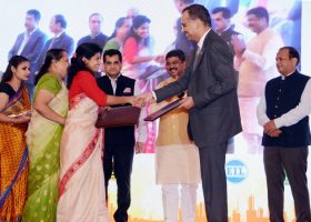 Mr-Sanjiv-Singh-Chairman-IndianOil-exchanging-the-MoU-with-one-of-the-incubatees