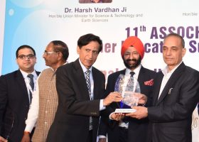 Dr. N C Wadhwa recieving the award from Dr Satya Pal Singh