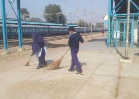 Cleanliness-Drive-at-Old-Faridabad-Railway-Station2